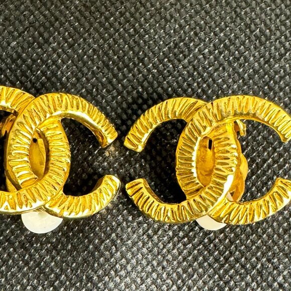 Chanel Vintage 24k Gold Plated Chanel CC Clip On Earrings with COA 3rd party - Picture 4 of 10